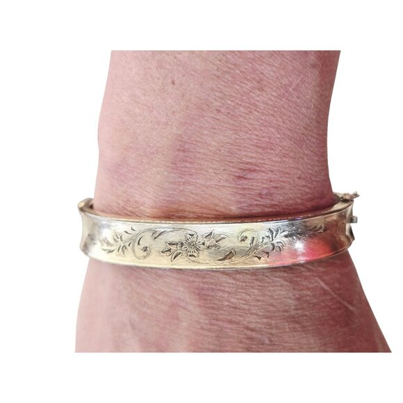 Vintage Signed Carl ART 1/20 12KT Gold Filled Embossed Bangle Bracelet (GFBWC-4) - Picture 2 of 6